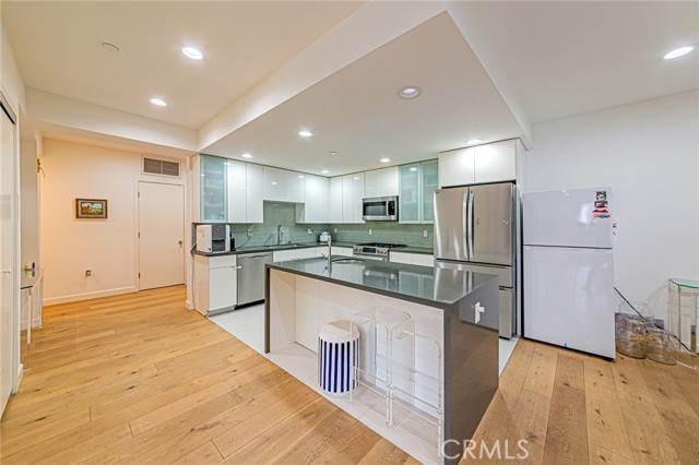 4813 Oakwood Avenue, Los Angeles CA: https://media.crmls.org/medias/39d9c3b5-aab8-4ad8-aff0-49062d534032.jpg