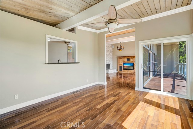 Detail Gallery Image 9 of 32 For 5102 Medina Rd, Woodland Hills,  CA 91364 - 2 Beds | 2 Baths