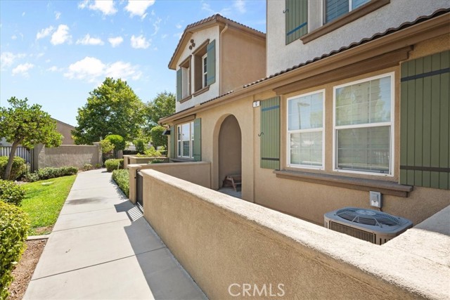 Detail Gallery Image 4 of 33 For 26327 Iris Ave #C,  Moreno Valley,  CA 92555 - 2 Beds | 2/1 Baths
