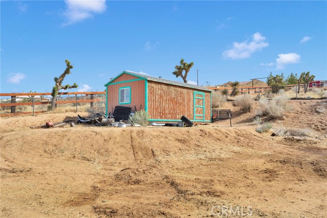 25733 Roundup Way, Apple Valley CA: https://media.crmls.org/medias/39dfe47f-a01e-47b6-969e-13704efc459b.jpg
