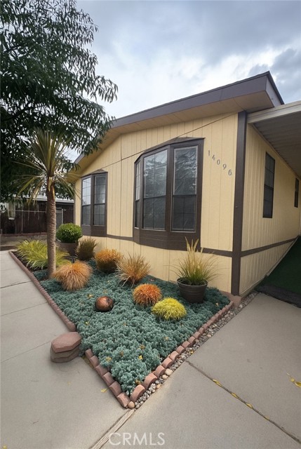 14098 Rodeo Drive, Victorville CA: https://media.crmls.org/medias/39e18294-b2e4-40dc-814f-a0bab8def1cf.jpg