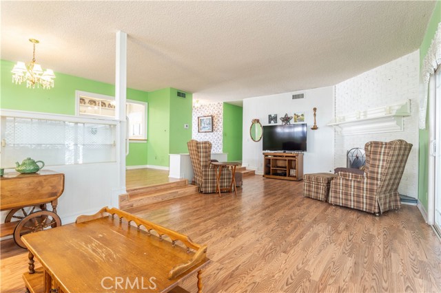 Detail Gallery Image 3 of 34 For 8811 Hayvenhurst Ave, North Hills,  CA 91343 - 4 Beds | 2 Baths