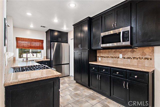 Detail Gallery Image 10 of 38 For 844 W Francis St, Corona,  CA 92882 - 4 Beds | 2 Baths