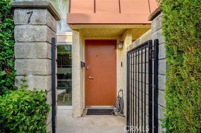 Detail Gallery Image 2 of 31 For 5435 Yarmouth #7,  Encino,  CA 91316 - 2 Beds | 2/1 Baths