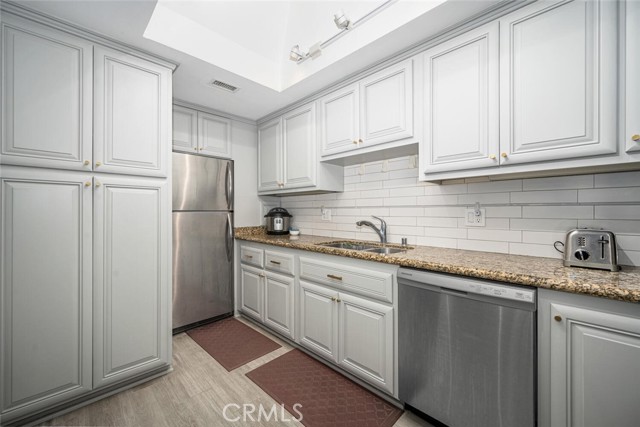 13781 Alderwood Lane, Seal Beach CA: https://media.crmls.org/medias/39e4e620-8112-423b-8dee-769a9ba0805e.jpg