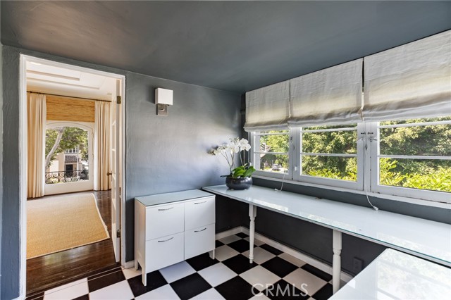 580 S Sweetzer Ave, Los Angeles CA: https://media.crmls.org/medias/39e5295b-9569-49aa-b340-291f1b6e75bc.jpg