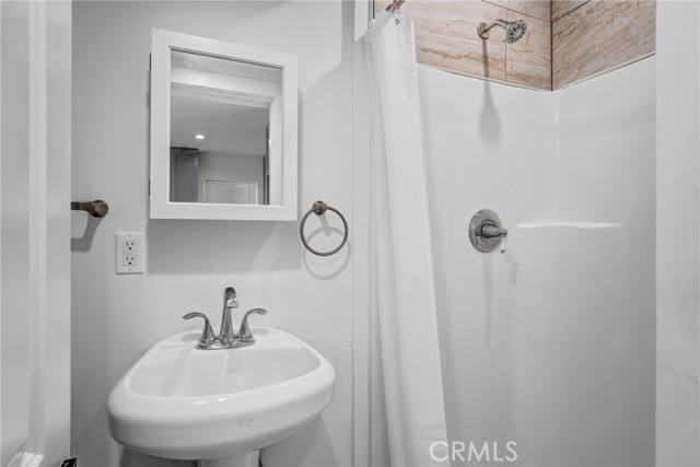 10517 Firmona Avenue, Inglewood CA: https://media.crmls.org/medias/39e63925-dcd5-4e93-bff7-76a01d5b6a91.jpg