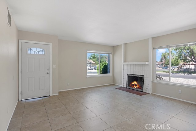 Detail Gallery Image 4 of 28 For 44556 Fenhold St, Lancaster,  CA 93535 - 4 Beds | 2 Baths