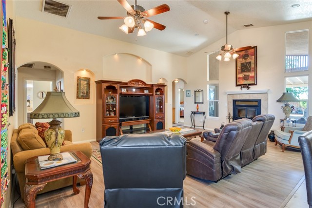 Detail Gallery Image 9 of 55 For 23465 Cherokee Rd, Apple Valley,  CA 92307 - 5 Beds | 3/1 Baths