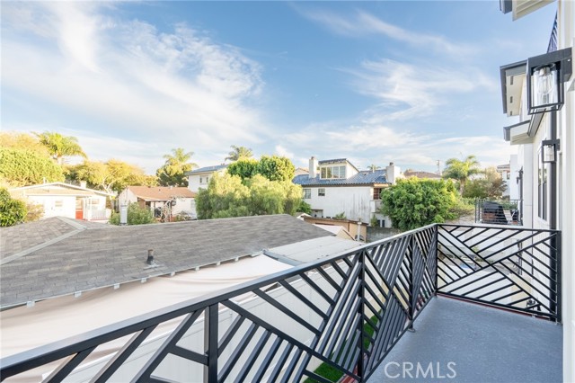 Detail Gallery Image 18 of 44 For 110 S Irena Ave #B,  Redondo Beach,  CA 90277 - 3 Beds | 4/1 Baths