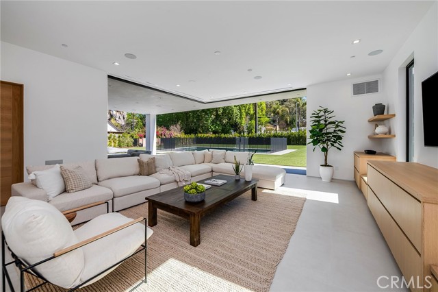 Detail Gallery Image 16 of 43 For 4930 Palomar Dr, Tarzana,  CA 91356 - 6 Beds | 6/1 Baths