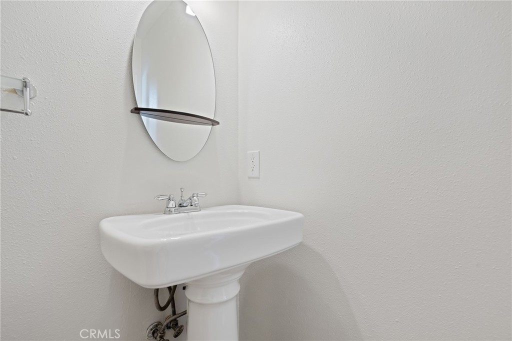 https://media.crmls.org/medias/39eef794-b673-41a3-b393-a69b52145dfe.jpg?preset=X-Large