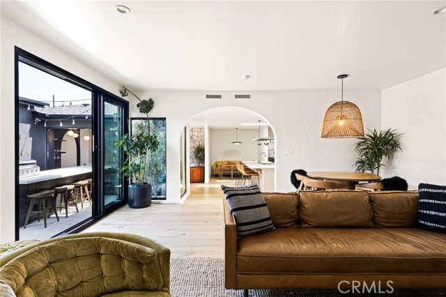 Detail Gallery Image 5 of 11 For 7331 W 87th St, Los Angeles,  CA 90045 - 4 Beds | 4/1 Baths