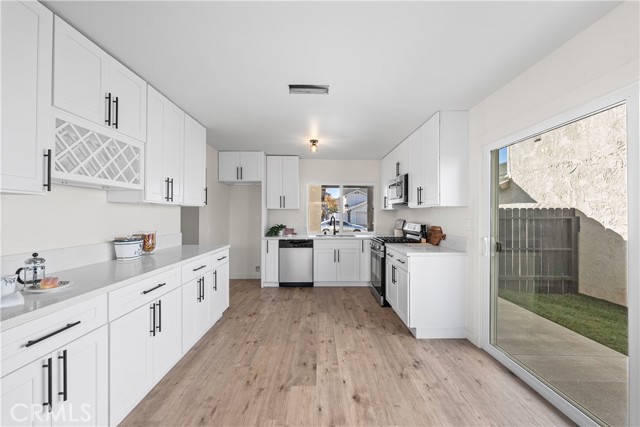 Detail Gallery Image 19 of 54 For 22015 Romar St, Chatsworth,  CA 91311 - 4 Beds | 3 Baths