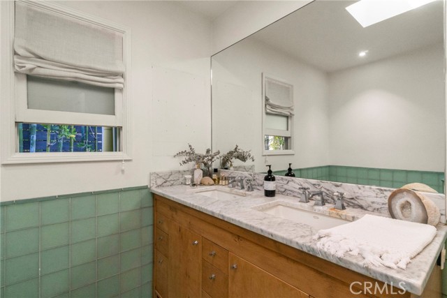 Detail Gallery Image 9 of 35 For 820 Opal St, Redondo Beach,  CA 90277 - 2 Beds | 2 Baths
