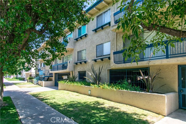 14560 Clark Street, Sherman Oaks CA: https://media.crmls.org/medias/39f51d0e-7d11-4c6d-8c63-948588ead8d3.jpg