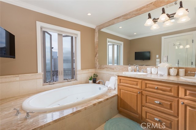 Detail Gallery Image 15 of 24 For 918 Monterey Bld, Hermosa Beach,  CA 90254 - 3 Beds | 3/1 Baths