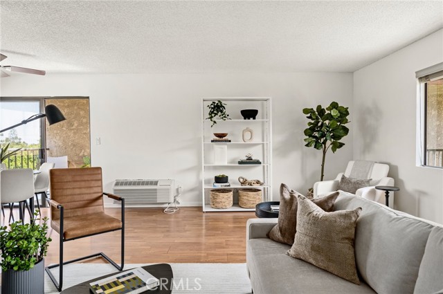 Detail Gallery Image 9 of 30 For 2015 E Broadway #405,  Long Beach,  CA 90803 - 1 Beds | 1/1 Baths