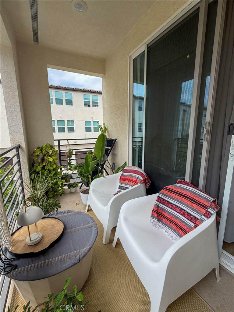 https://media.crmls.org/medias/39f8286b-4b0c-4a38-adcc-25bff1bd7c5c.jpg?preset=X-Large