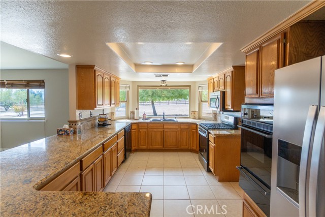 Detail Gallery Image 5 of 75 For 14064 Tioga, Oak Hills,  CA 92344 - 5 Beds | 2/1 Baths