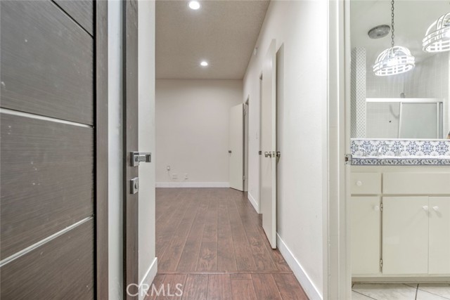 Detail Gallery Image 8 of 39 For 17522 Sherman Way #202,  Van Nuys,  CA 91406 - 2 Beds | 3 Baths