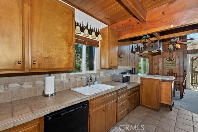 Detail Gallery Image 18 of 53 For 28193 Grenoble Ln, Lake Arrowhead,  CA 92352 - 3 Beds | 2 Baths