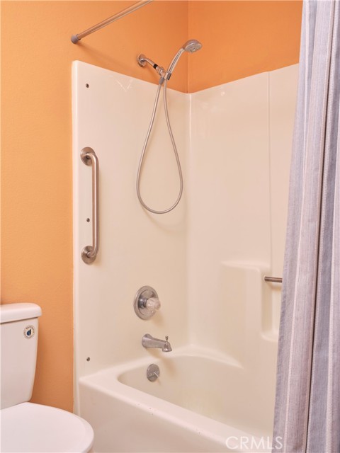 Guest bath with shower tub combination