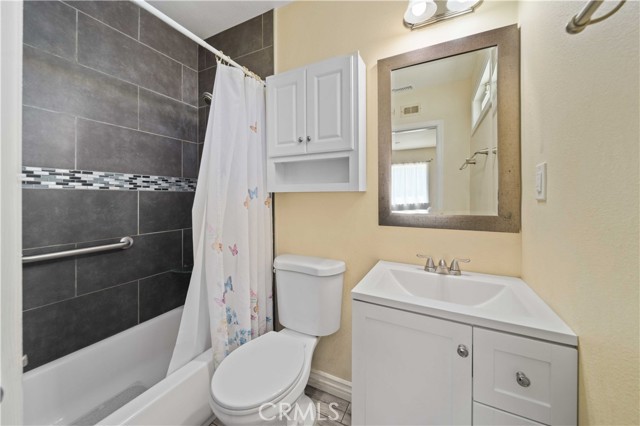 Detail Gallery Image 19 of 27 For 6838 Severn Dr, Paramount,  CA 90723 - 4 Beds | 2 Baths