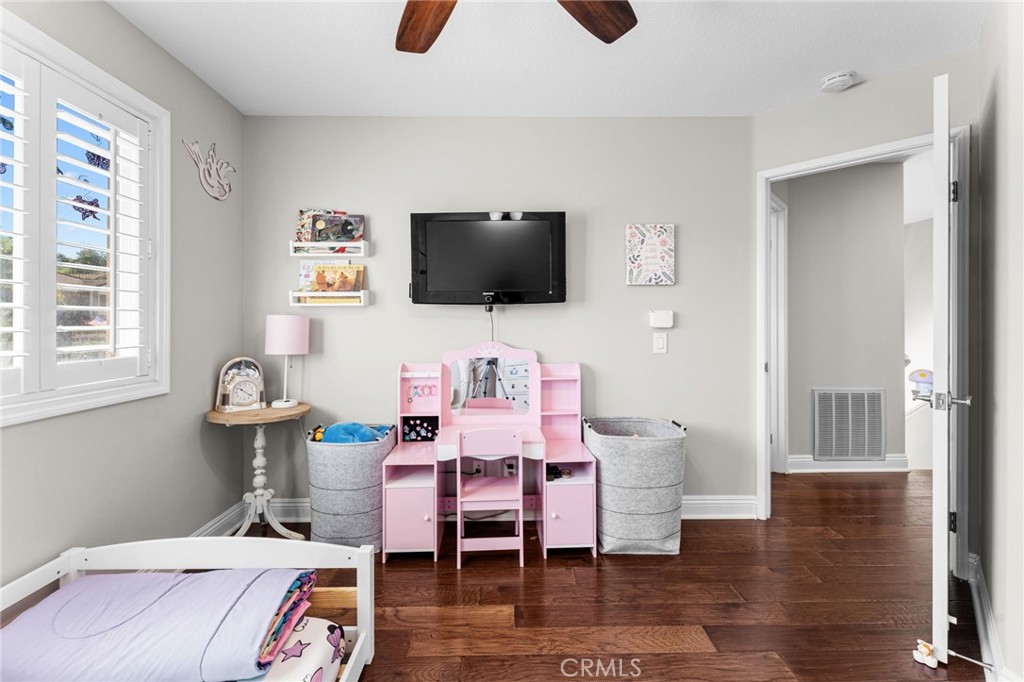 https://media.crmls.org/medias/3a095877-df12-4365-818a-d3f9ba60e4c4.jpg?preset=X-Large