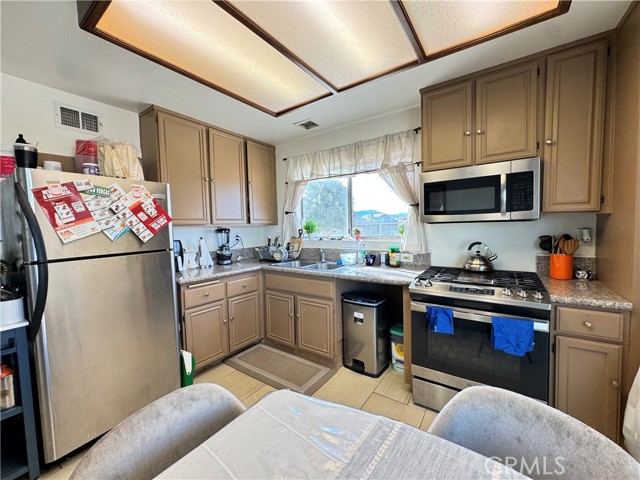 Detail Gallery Image 4 of 11 For 2725 Jojoba Ter, Palmdale,  CA 93550 - 4 Beds | 2 Baths