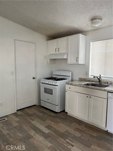 Detail Gallery Image 9 of 10 For 19093 Monterey St, Hesperia,  CA 92345 - 3 Beds | 2 Baths