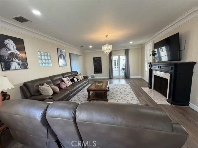 Detail Gallery Image 3 of 26 For 113 N Doheny, Beverly Hills,  CA 90211 - 4 Beds | 2/1 Baths