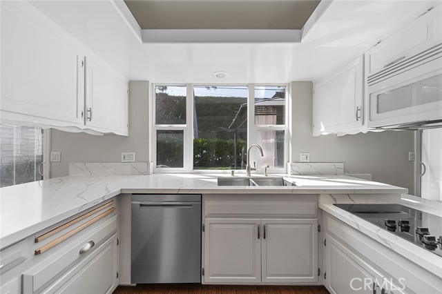 11211 Martha Ann Drive, Rossmoor CA: https://media.crmls.org/medias/3a191f90-14e6-4995-97ca-91c25554419f.jpg