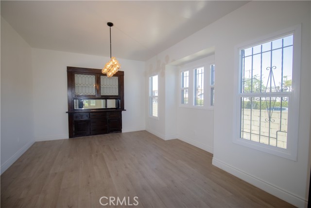2101 Arlington Avenue, Los Angeles CA: https://media.crmls.org/medias/3a1bc0d8-5b83-444d-a776-7456ac8faa6b.jpg