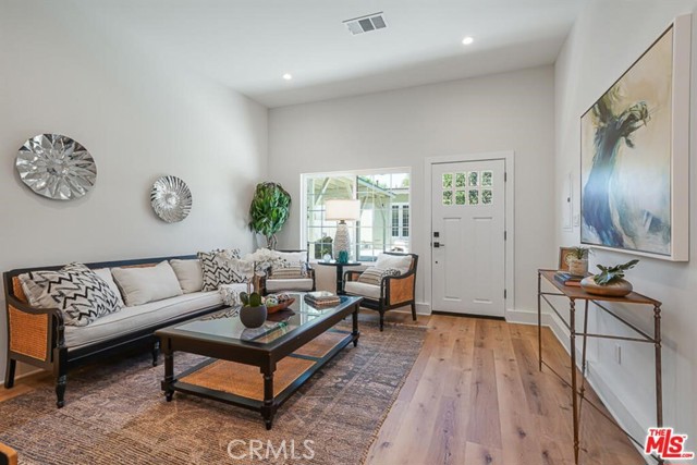 Detail Gallery Image 6 of 16 For 22645 Burbank Bld, Woodland Hills,  CA 91367 - 2 Beds | 2 Baths