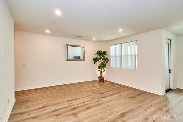 Detail Gallery Image 11 of 39 For 944 N Divino Privado, Ontario,  CA 91764 - 3 Beds | 3/1 Baths