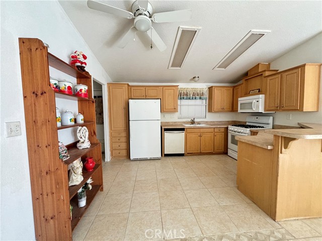 Detail Gallery Image 9 of 10 For 995 Santa Teresa Way, Hemet,  CA 92545 - 3 Beds | 2 Baths