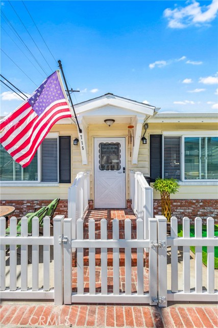715 Olive Avenue, Huntington Beach CA: https://media.crmls.org/medias/3a1e8815-b58b-447a-8801-00fa311c642c.jpg