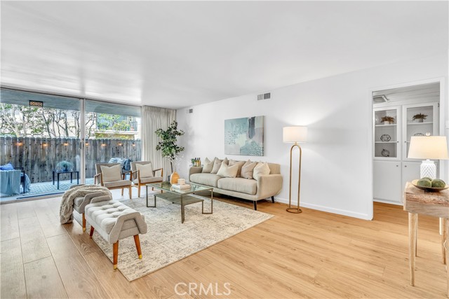 330 W California Boulevard, Pasadena CA: https://media.crmls.org/medias/3a231e65-1acc-4619-9bbc-7cfdec9692aa.jpg