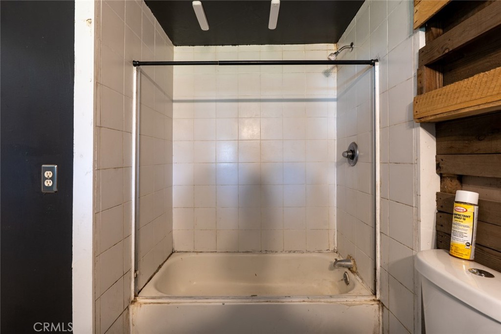 https://media.crmls.org/medias/3a23805f-8a52-4203-a58e-9bca49f2209c.jpg?preset=X-Large