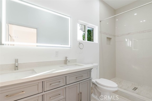 Detail Gallery Image 16 of 18 For 6852 Ranchito Ave, Van Nuys,  CA 91405 - 2 Beds | 2 Baths