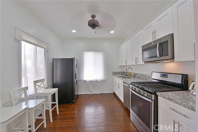 Detail Gallery Image 4 of 15 For 9372 W Olympic Bld, Beverly Hills,  CA 90212 - 2 Beds | 2 Baths