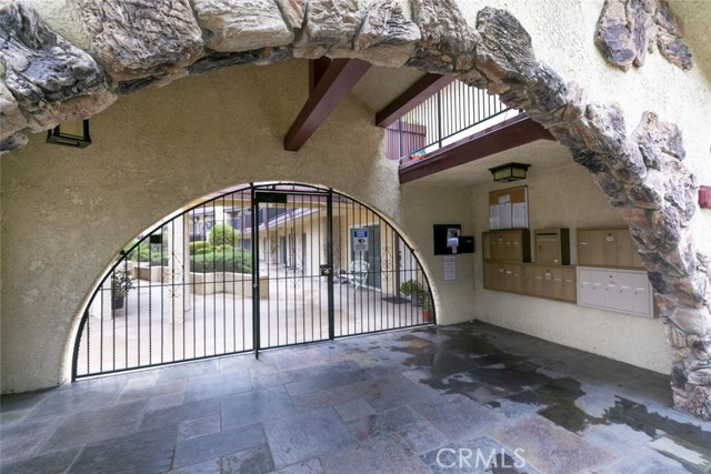 Detail Gallery Image 5 of 27 For 2850 Montrose Ave #6,  La Crescenta,  CA 91214 - 3 Beds | 3 Baths