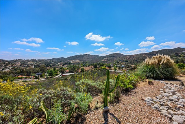 21475 Ridgedale Drive, Lake Mathews CA: https://media.crmls.org/medias/3a2f75f2-1867-4be5-afdb-02f9b92a1f25.jpg