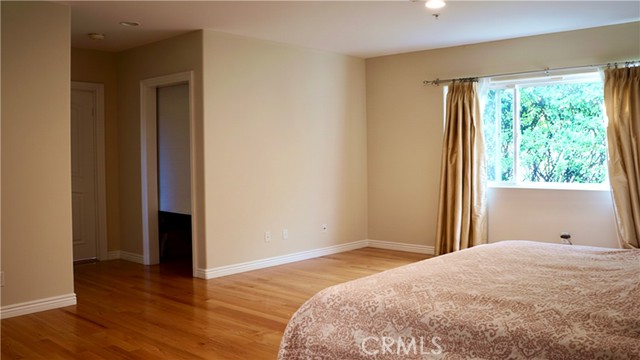 925 Sherlock Dr, Burbank CA: https://media.crmls.org/medias/3a304042-353e-461a-9e7d-244d22b218b1.jpg