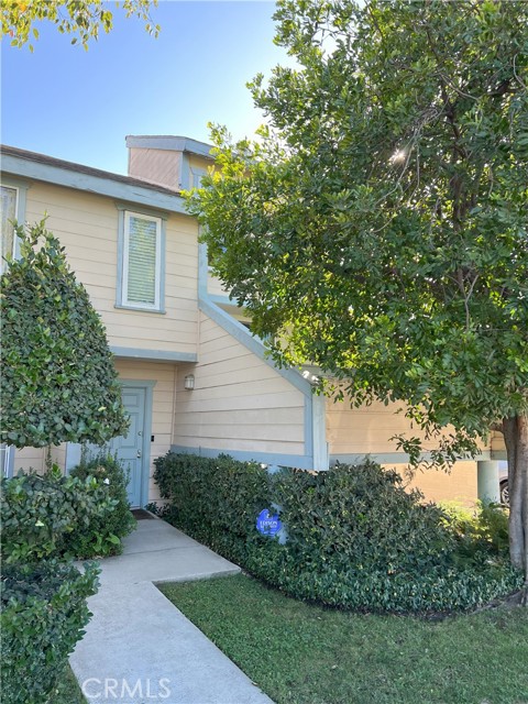 Detail Gallery Image 1 of 29 For 9933 Independence Ave #E,  Chatsworth,  CA 91311 - 2 Beds | 2/1 Baths