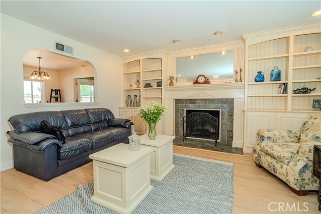 Detail Gallery Image 5 of 43 For 22396 Barbacoa Dr, Saugus,  CA 91350 - 3 Beds | 3 Baths