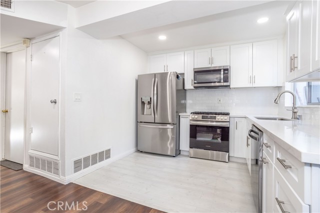 Detail Gallery Image 3 of 34 For 10125 De Soto #45,  Chatsworth,  CA 91311 - 3 Beds | 3 Baths