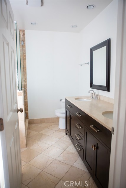 Detail Gallery Image 16 of 38 For 5200 Valley Circle Bld, Woodland Hills,  CA 91367 - 3 Beds | 3 Baths