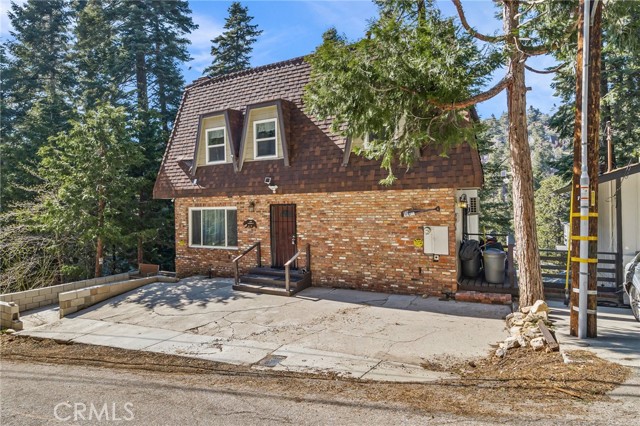 Detail Gallery Image 1 of 32 For 28224 Larchmont Ln, Lake Arrowhead,  CA 92352 - 3 Beds | 2 Baths